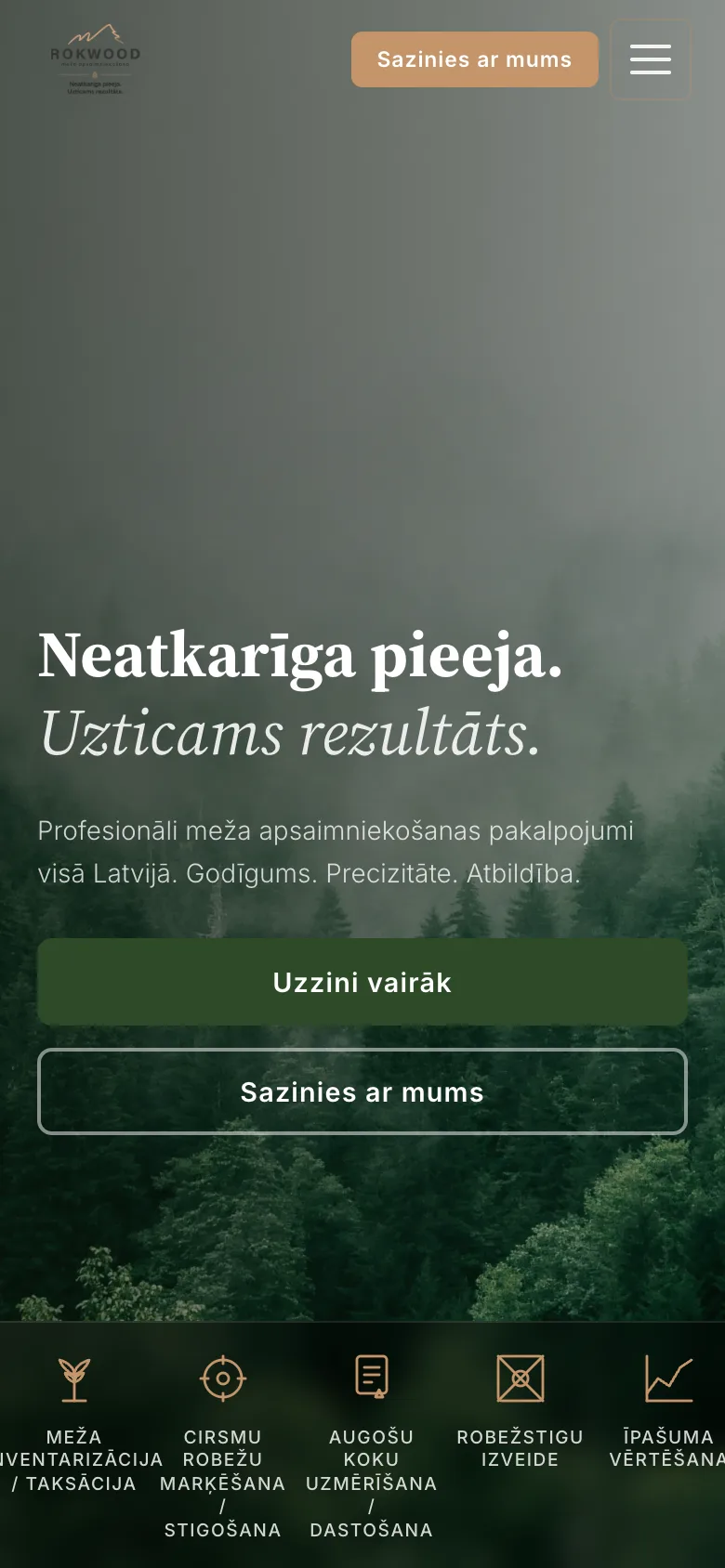 Rokwood mājaslapa telefonā: migla pār priežu mežu un virsraksts “Neatkarīga pieeja. Uzticams rezultāts.”